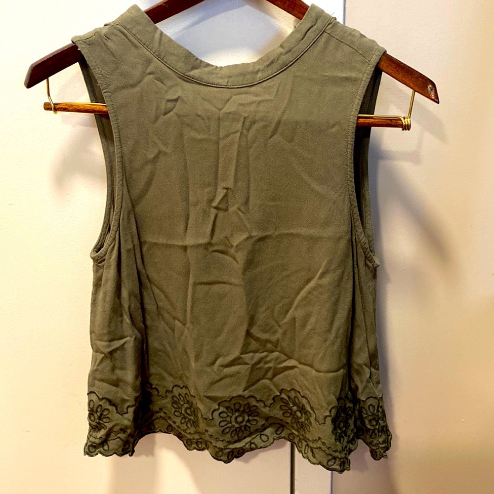 Medium green tank perfect for summer